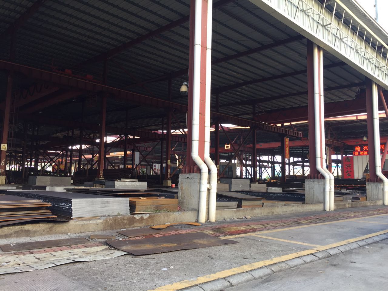 钢厂：亲，不备货了吗？商家：一拿货就跌价