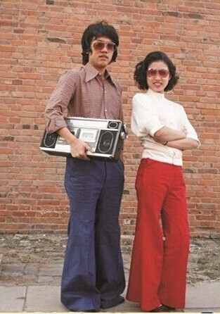 那时候妈妈坐在缝纫机前做针线活咔嗒咔嗒的声音可好听了六零芳华