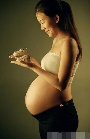 38岁高龄孕妇突然感觉下身流水，紧急送医！