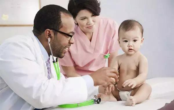 宝宝感冒上吐下泻小儿推拿,宝宝上吐下泻精神不好怎么办