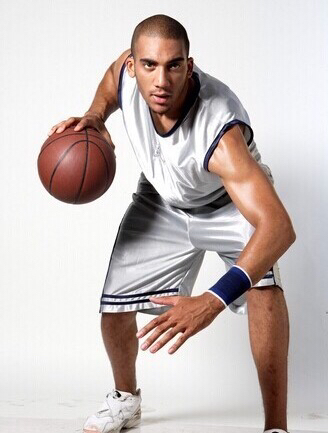 小学生篮球障碍物运球训练,青少年篮球培训班运球训练