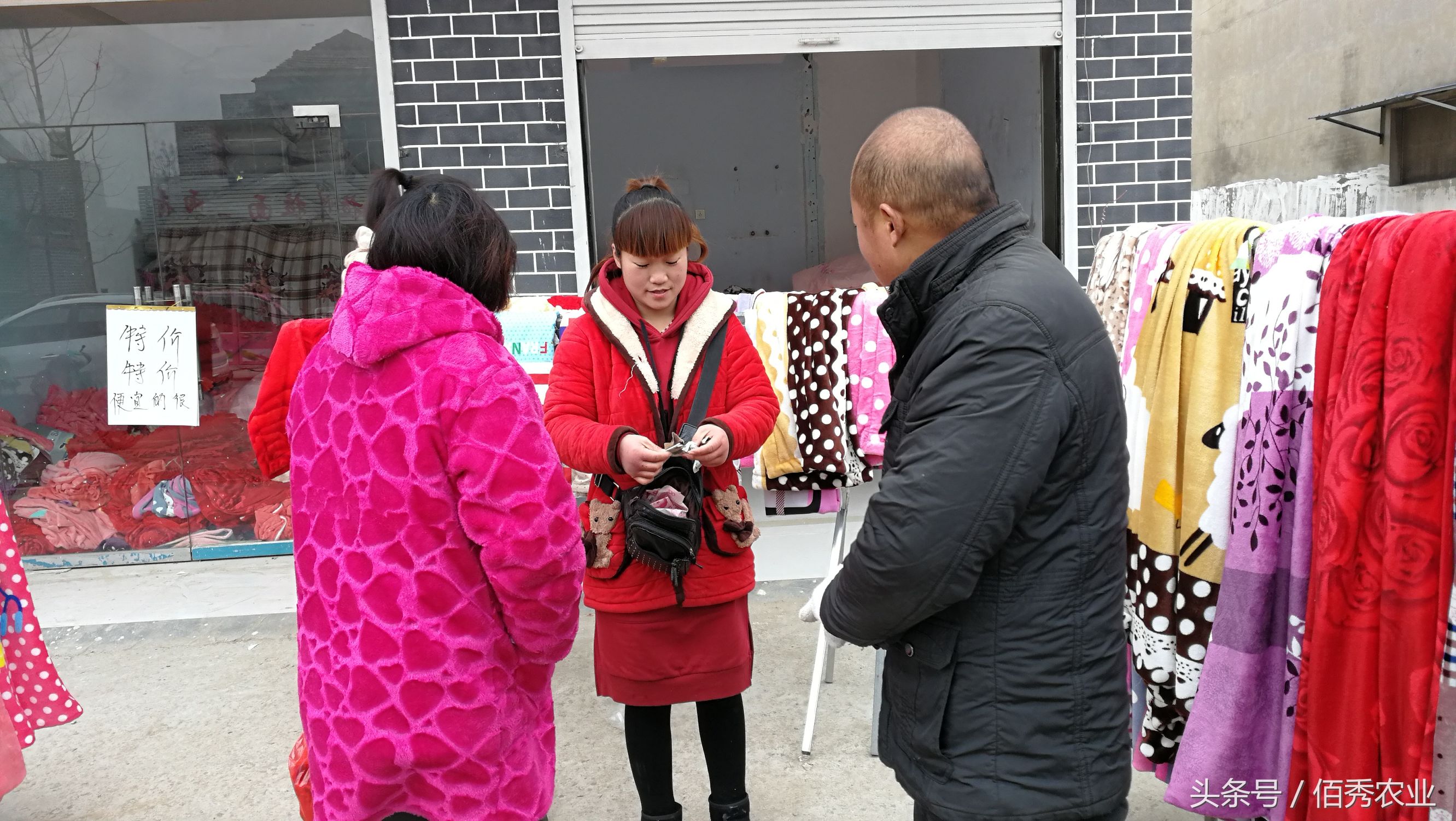 零下十来度冒严寒摆摊,农村女孩摆摊3个小时挣800