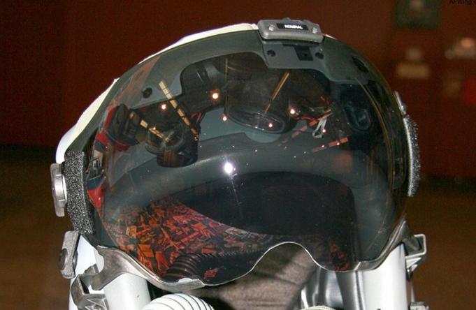 直10头盔瞄准具,阿帕奇激光瞄准头盔