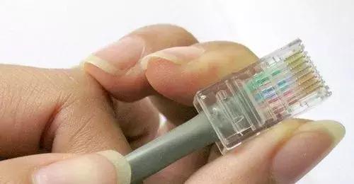 网线插座和水晶头的顺序一样么,一头水晶头一头插座的网线怎么接