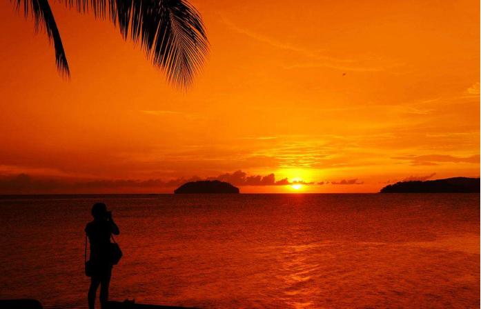 在沙巴亚庇沙滩看日落,沙巴亚庇的美丽落日