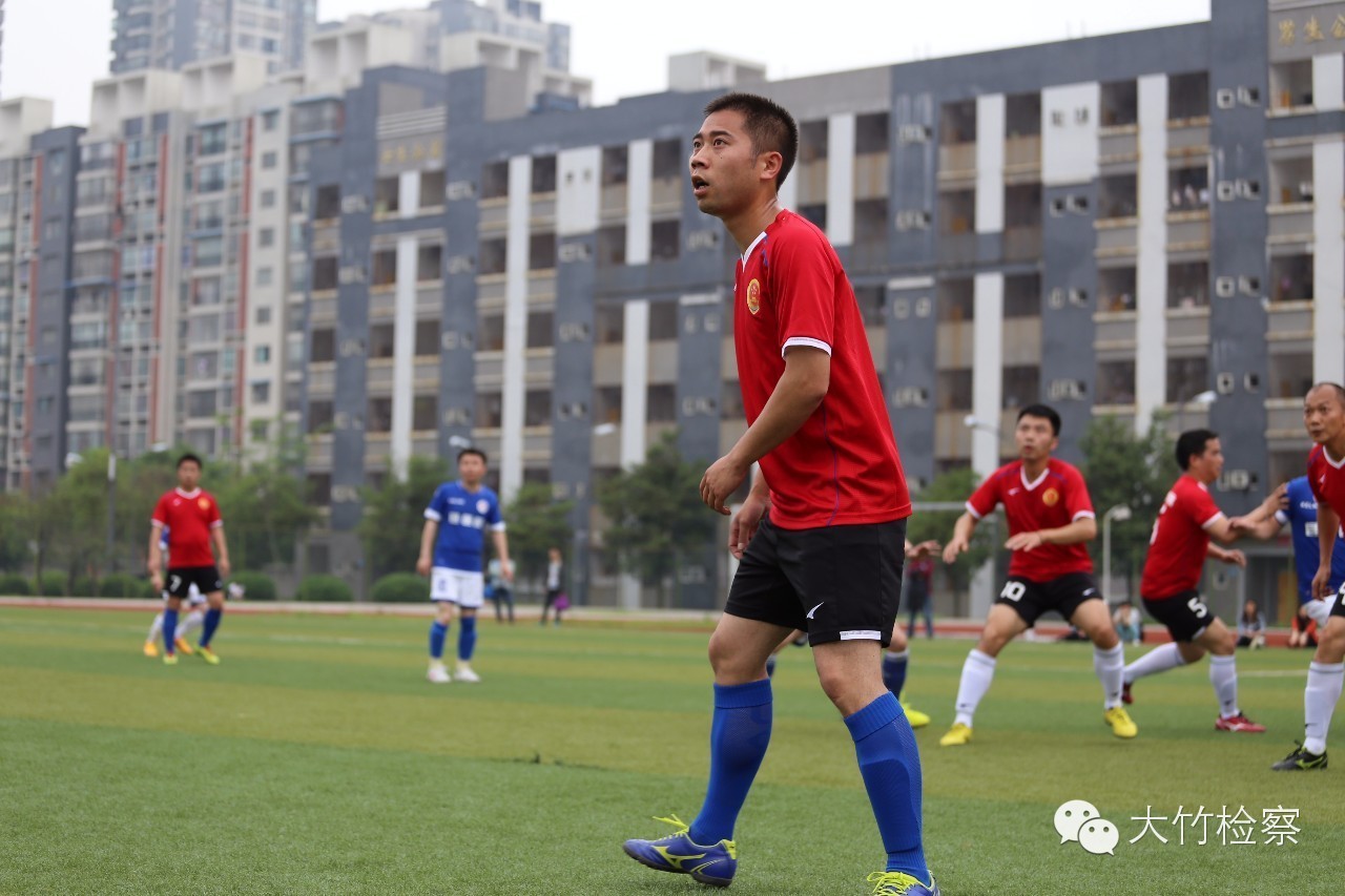 第35期图说：检察官“男神”----足球场上的英姿