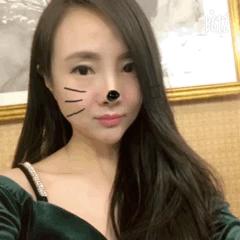 信阳网红美女干露露穿回衣服做自信女人，网友直呼不习惯