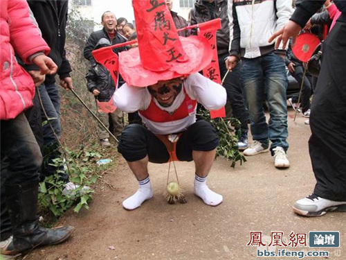 开门后新郎怒扇小姨子！不忍直视，这些低俗婚闹，是要判刑的