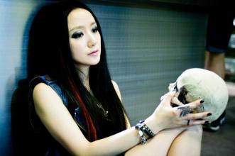 她16岁出道，19岁*款贷**养家，虽演技不俗，却一直不温不火