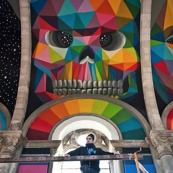 上帝涂鸦：他将废弃教堂变成了彩虹天堂