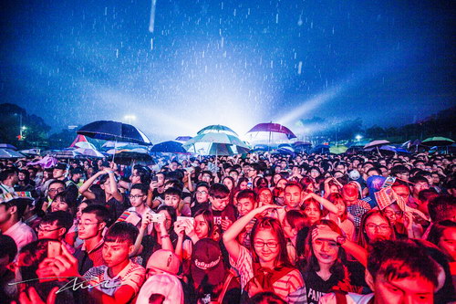 他是蒙面歌王，十次上春晚，格莱美主席荣誉奖得主，要来东莞开唱