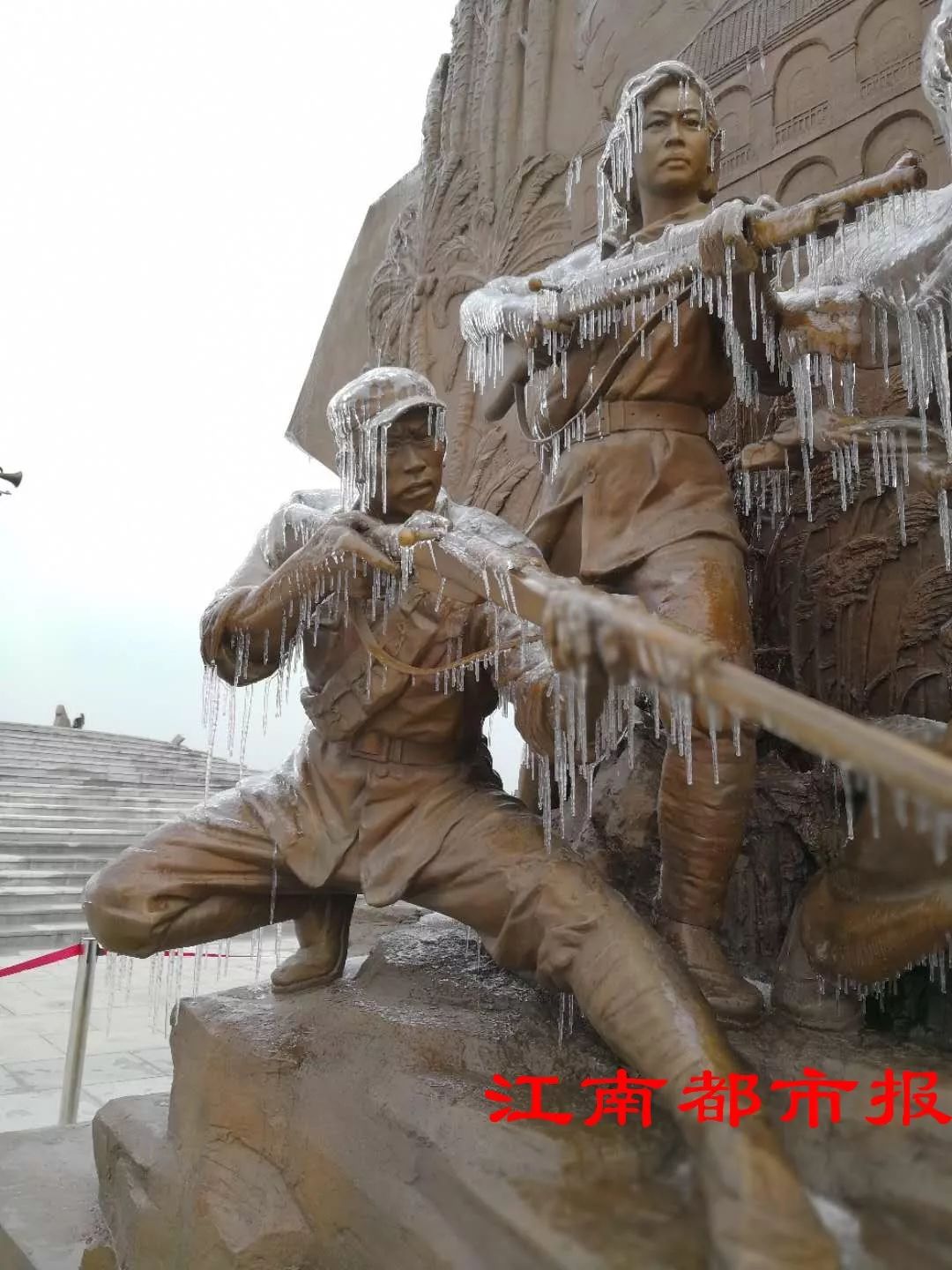 冰雪中的英雄城！这组独特的“冰雕图”，感动一座城···