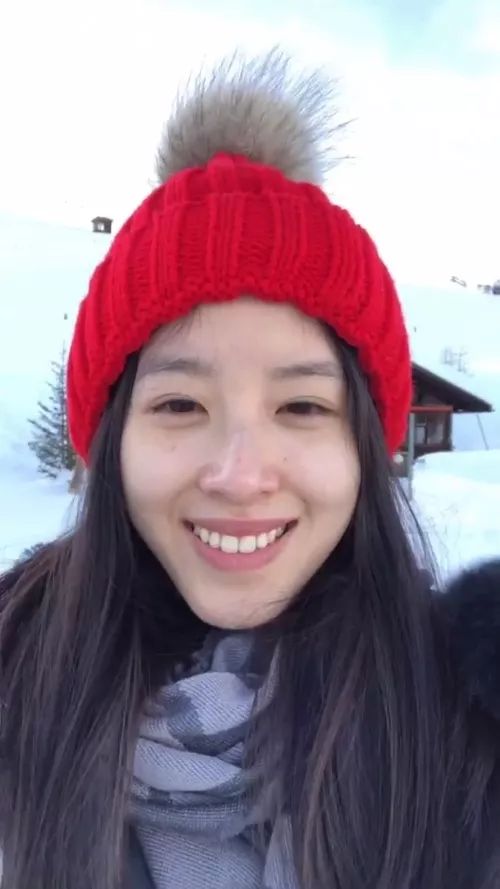 关晓彤奶茶店偶遇真人合照,关晓彤和奶茶妹妹的素颜照曝光