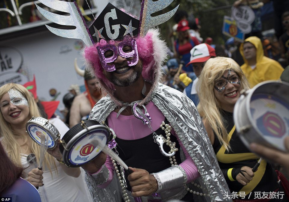 巴西的狂欢者们脱下衣服尬舞，只为下个月的狂欢节热身