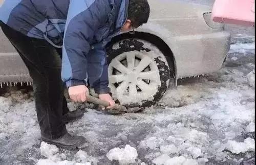 雨夹雪车被冻住了怎么办,雨雪天气怎么预防车被冻住