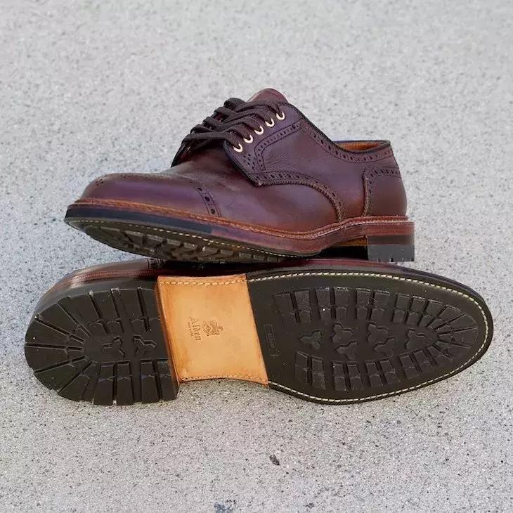 雨天皮鞋湿了怎么补救,皮鞋雨天进雨水后该怎么处理