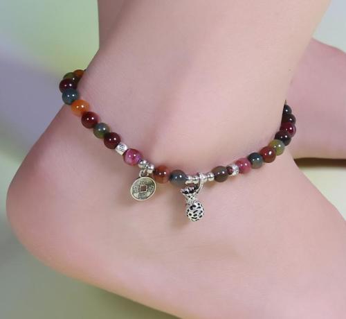 水晶手链应该戴哪个手,首饰佩戴技巧之手链的搭配技巧