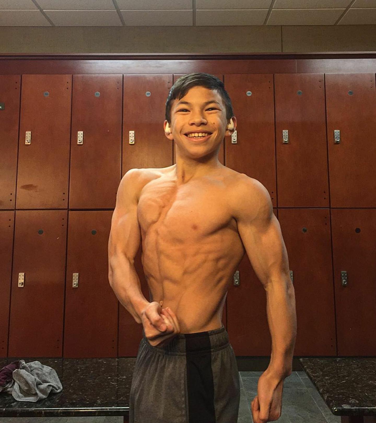 15岁肌肉少年练出健壮肌肉,15岁肌肉少年秀青筋肌肉