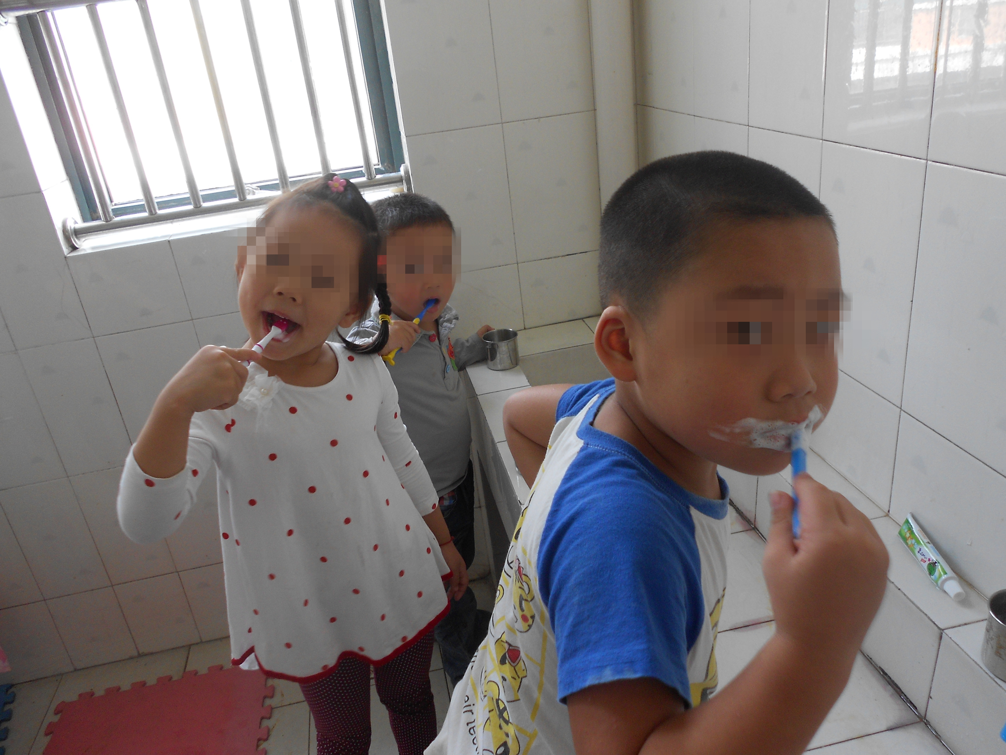 孩子牙齿腐蚀，家长先别忙着责备孩子，只怪你太无知