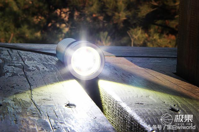 巴掌大的强光手电小钢炮,强光家用手电筒远射超亮