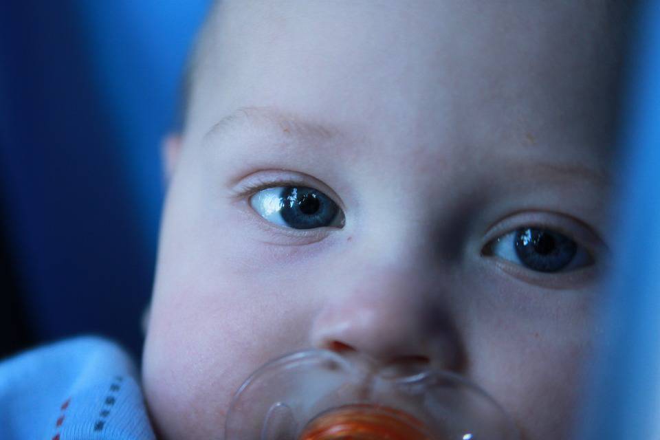 白发病婴儿有什么症状,新生儿白发病是什么原因造成的