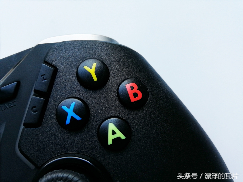 飞智八爪鱼二代手柄玩游戏,飞智八爪鱼游戏手柄推荐