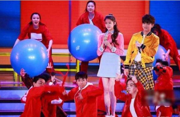 关晓彤录制春晚秀长腿,关晓彤北京台春晚粉色裙子