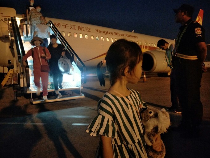 一家老小都去旅游啦,一家老小去游玩