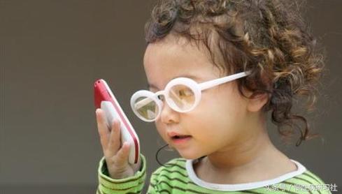 眼角有个针眼大的小孔怎么回事,眼角有一个小孔怎么治疗