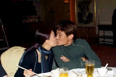 曾经的足坛第一前锋“浪子”曾骗情那英，吸毒打架