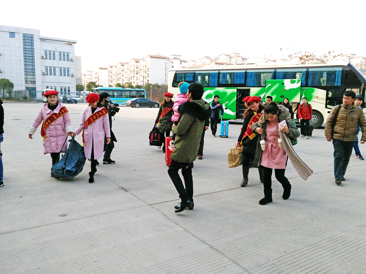 春运返乡路上的贴心服务,春运将至各部门多措并举保障出行