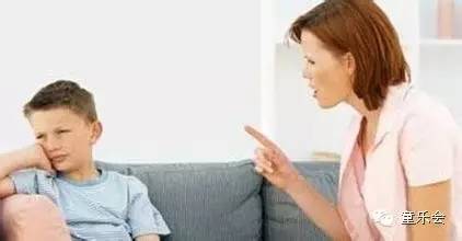 孩子从学校三楼跳下，只因妈妈在老师面前这么做