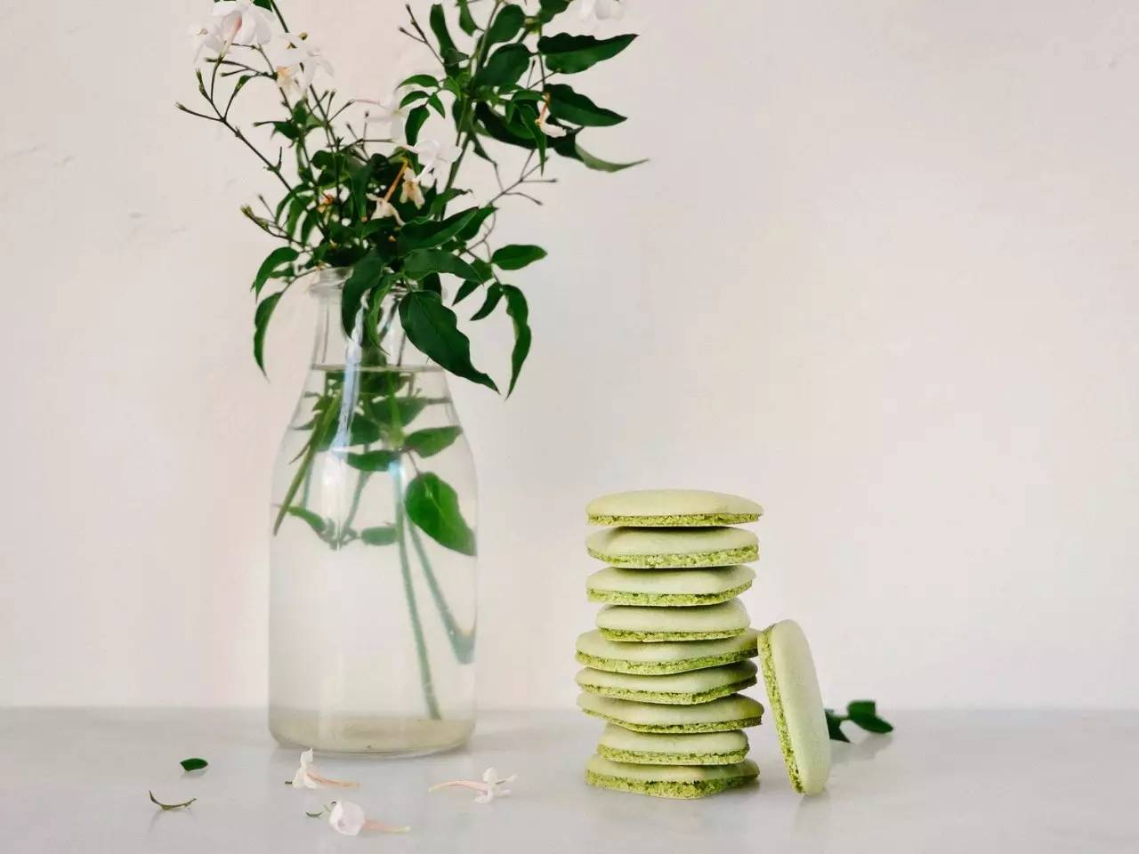 吃巧克力马卡龙冰淇淋三明治,哈根达斯牛奶太妃三明治冰淇淋