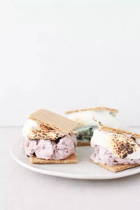 吃巧克力马卡龙冰淇淋三明治,哈根达斯牛奶太妃三明治冰淇淋