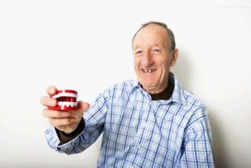 中老年牙龈出血是怎么回事,老年人牙龈出血吃什么药治疗