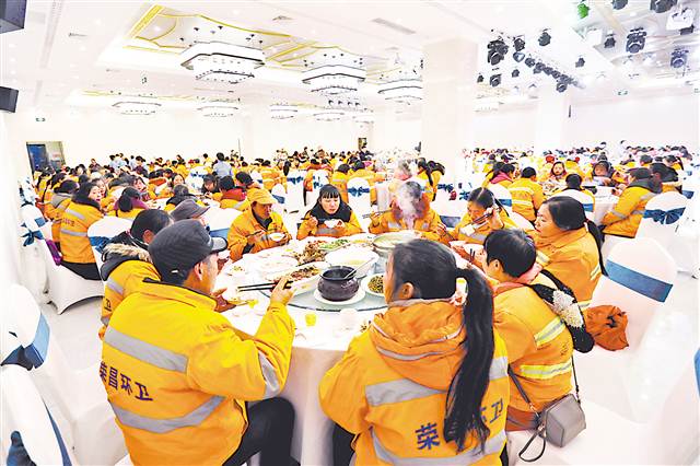 火锅店请千名环卫工人免费吃火锅,饭店请86名环卫工人吃火锅