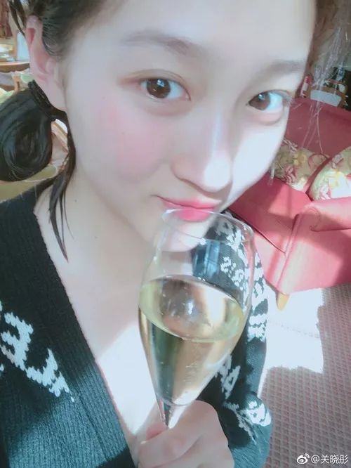 关晓彤奶茶店偶遇真人合照,关晓彤和奶茶妹妹的素颜照曝光