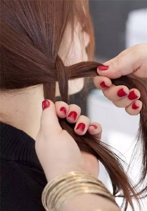 编发三股辫慢动作,编发最简单的三股