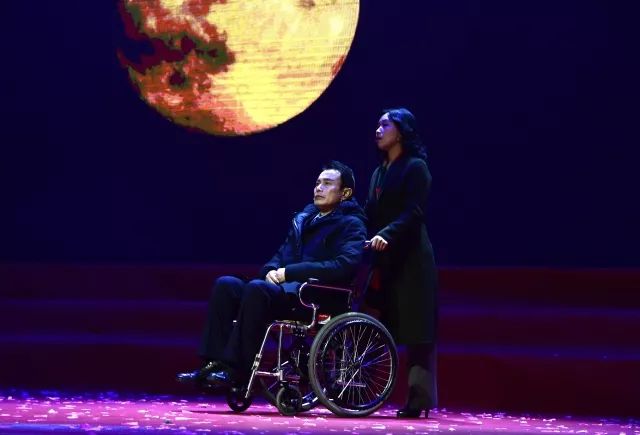 慰问演出现场震撼,警察震撼演出