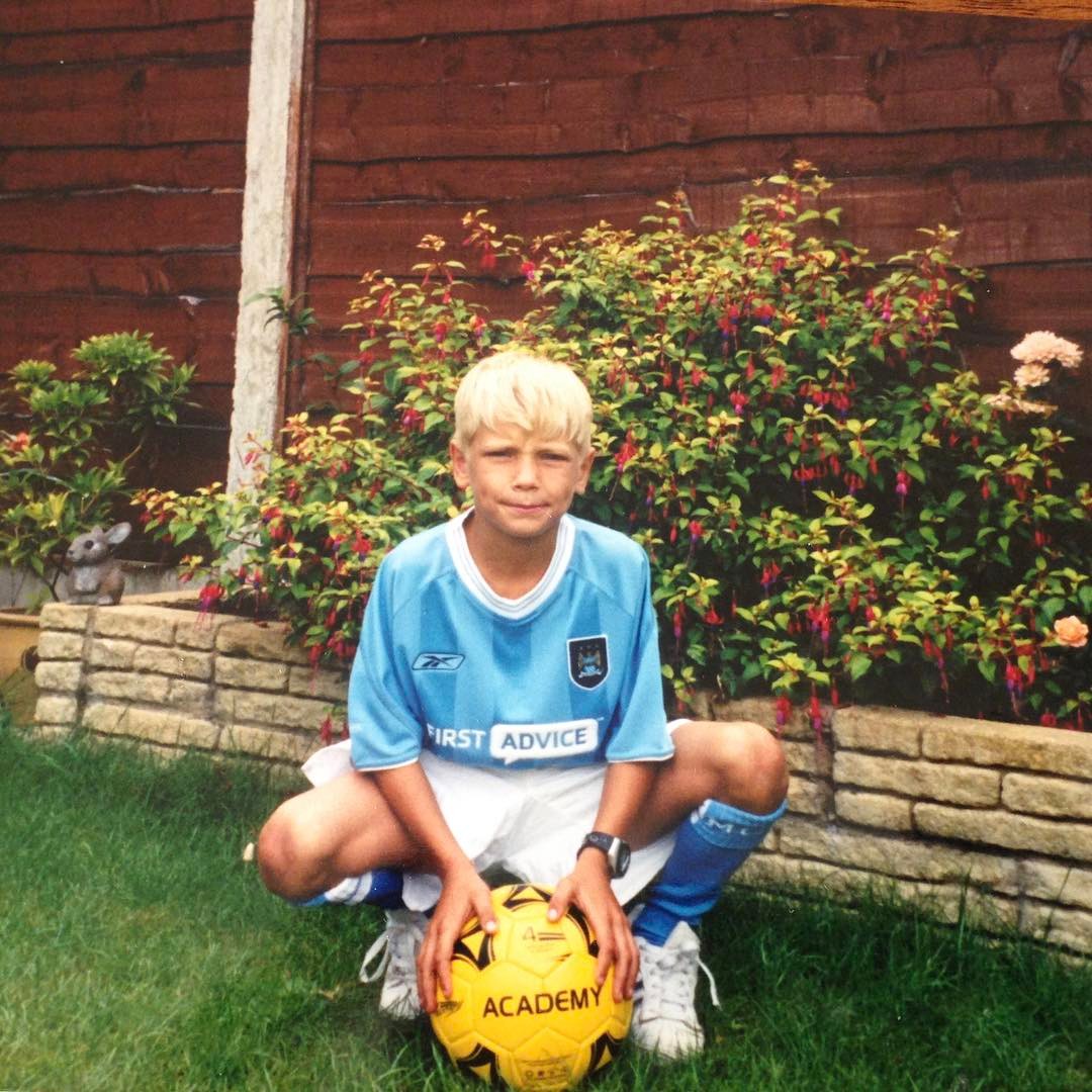 生命遭遇重大变故后，22岁英伦小伙诠释对足球的热爱