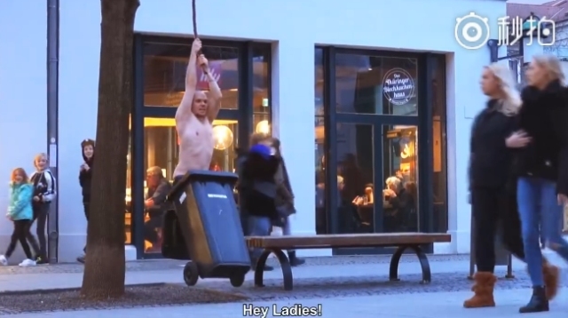 国外真人在街头演绎游戏《掘地求升》，路人会是什么反应？