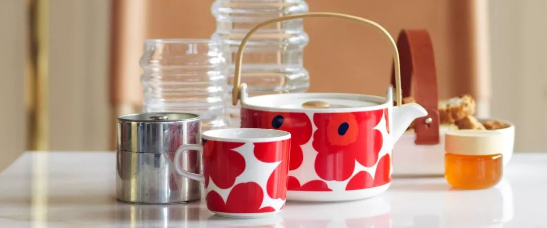 芬兰家饰品牌Marimekko与化妆品倩碧联手打造的彩妆,用在哪儿?