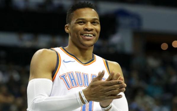 詹姆斯连续4年称霸收入榜,上一位超过他的还是那个湖人名宿