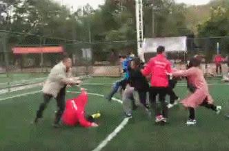 球员家长飞踹教练,背后原因令人唏嘘,中国足球希望何在?