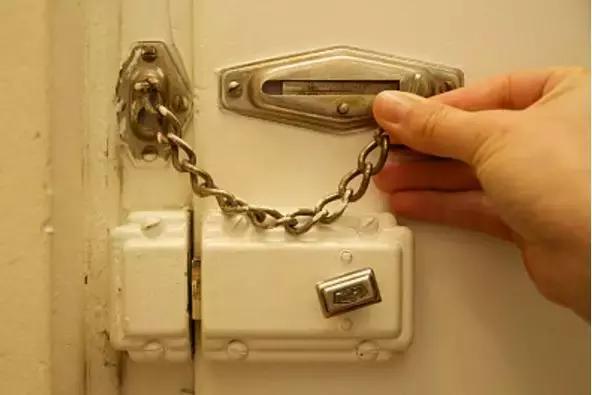 住酒店怎么锁门最安全没有防盗链,住酒店安全锁门神器