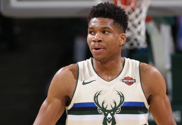 詹姆斯连续4年称霸收入榜,上一位超过他的还是那个湖人名宿