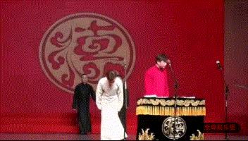 2018德云社封箱孟鹤堂踢大褂 (2020德云社封箱粉色大褂是谁)