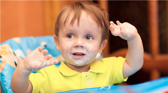 宝宝吃饭磨蹭食量小?做好这4点,再也不用追着喂!