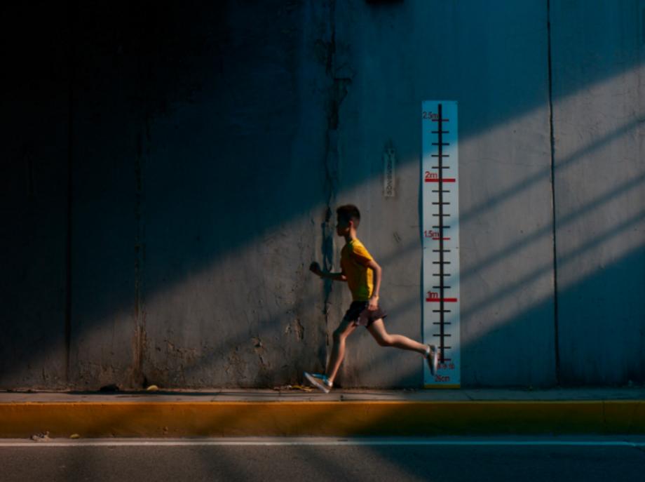 跑步大腿后侧肌肉酸痛吃什么药,跑步大腿靠近膝盖处的肌肉酸痛