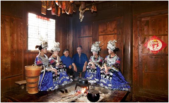 “酉阳桃女郎”贵阳街头派送万元回家路费